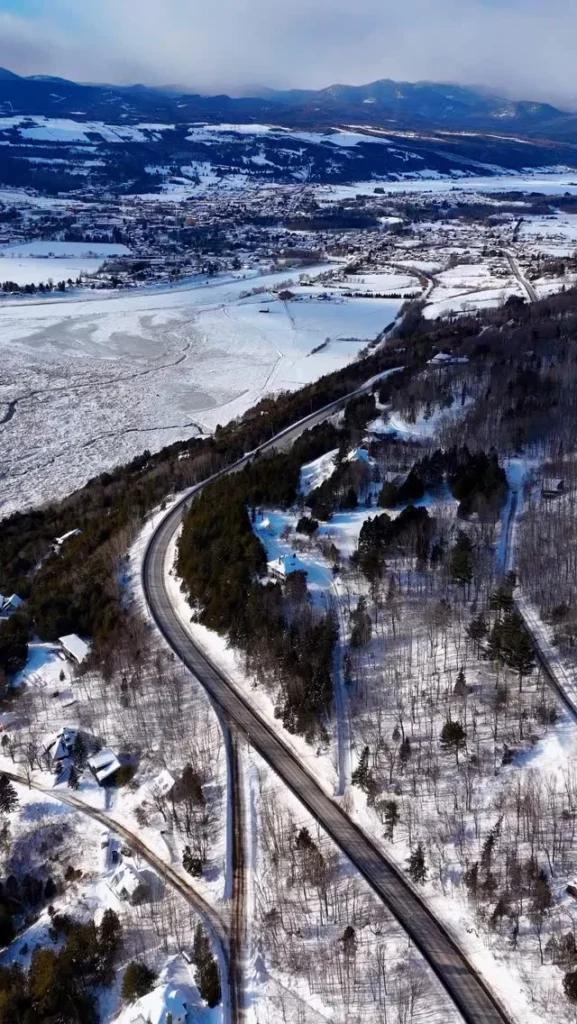 Route enneigée qui serpente au-dessus de Baie-Saint-Paul en hiver