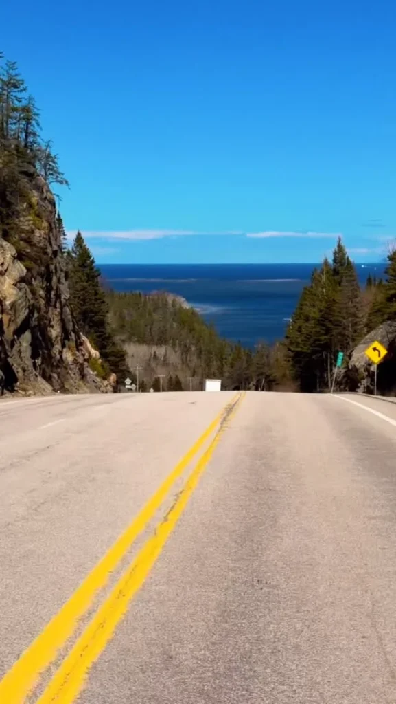 Reel Instagram Québec en vacances : route qui descend vers le fleuve dans Charlevoix
