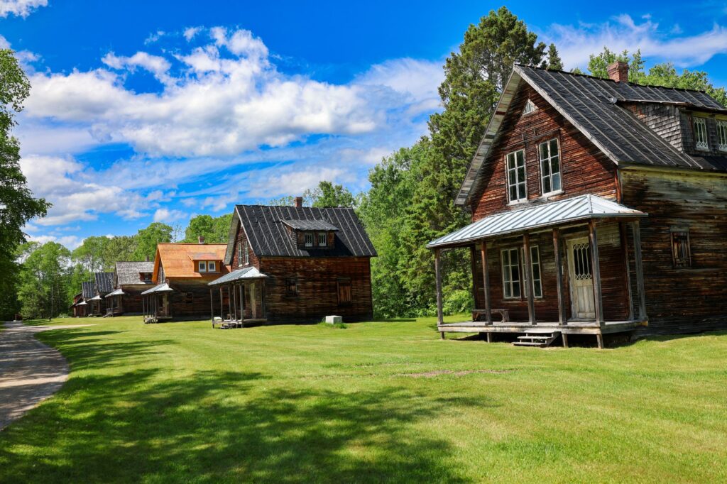 Des maisons en bois d'époque au village historique de Val-Jalbert, en été