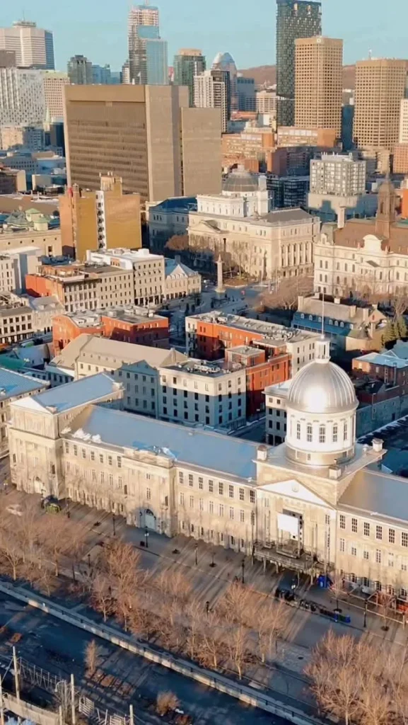 Le Vieux-Montréal et le centre-ville vus des airs au printemps