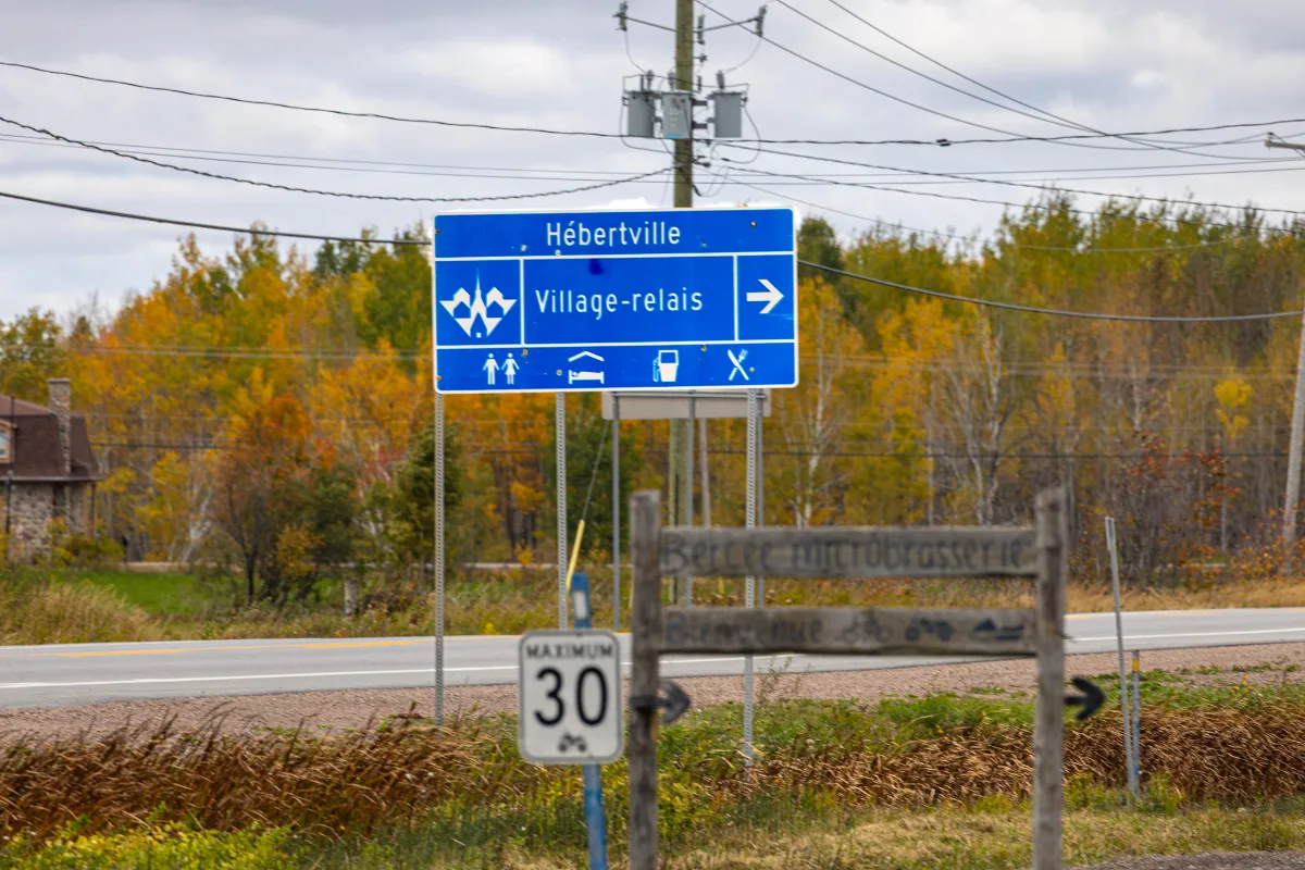 Panneau bleu du village-relais d'Hébertville au Lac-Saint-Jean