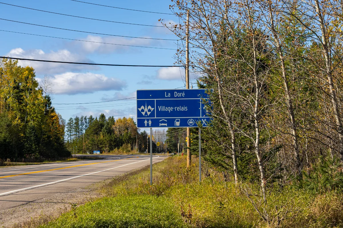 Panneau du village-relais de La Doré sur la route 167